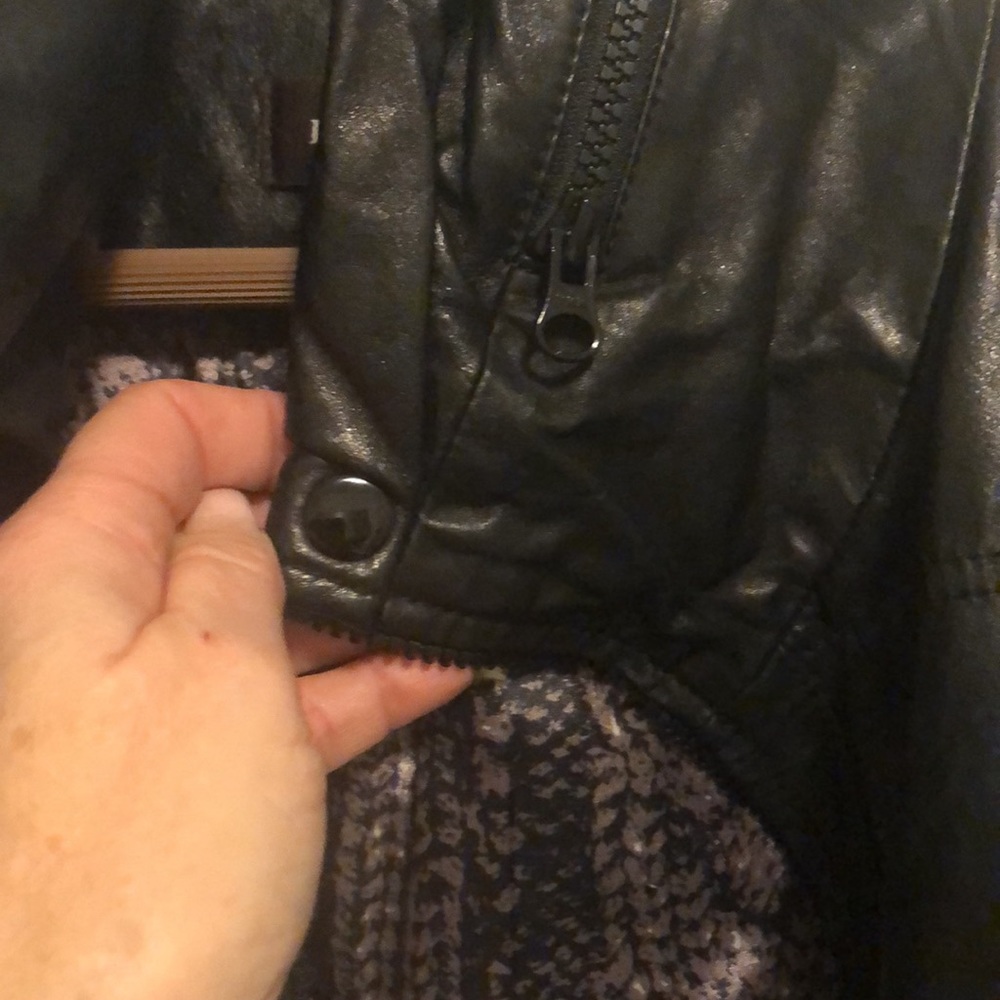 Ladies Black leather coat by Danier. EUC  Size SM   Fully thinsulate lining. - Picture 3 of 9